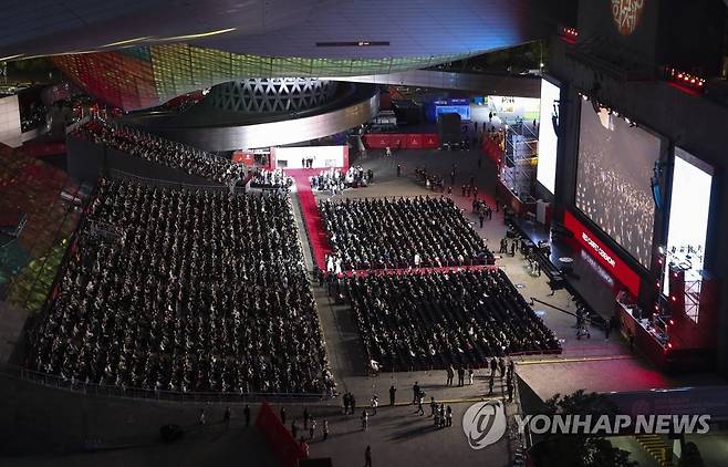 3년 만에 정상 개최 부산국제영화제 개막 (부산=연합뉴스) 강덕철 기자 = 5일 오후 부산 해운대구 영화의전당에서 열린 제27회 부산국제영화제(BIFF) 개막식에서 레드카펫 행사가 열리고 있다. 올해 영화제에는 개막작으로 이란의 하디 모하게흐 감독의 영화 '바람의 향기'를 비롯해 71개국에서 영화 242편이 공식 초청돼 좌석 거리두기 없이 온전히 관객들과 만난다. 2022.10.5 kangdcc@yna.co.kr