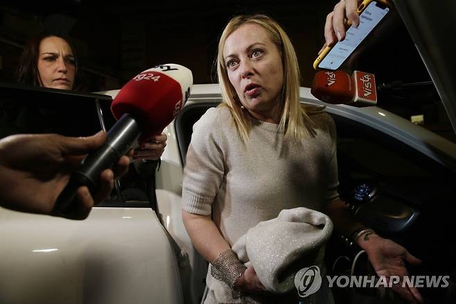 취재진 질문에 답하는 조르자 멜로니 이탈리아형제들(Fdl) 대표 [AP=연합뉴스 자료사진. 재판매 및 DB 금지]