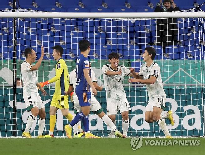 역전 골 넣은 조규성 (울산=연합뉴스) 김용태 기자 = 5일 울산 문수축구경기장에서 열린 2022 하나원큐 FA컵 4강 울산 현대와 전북 현대의 경기에서 전북 조규성이 역전 골을 넣고 환호하고 있다. 2022.10.5 yongtae@yna.co.kr