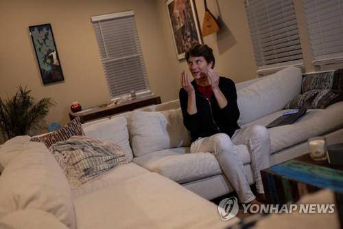 언론에 소감 밝히는 버토지 교수 [로이터=연합뉴스]