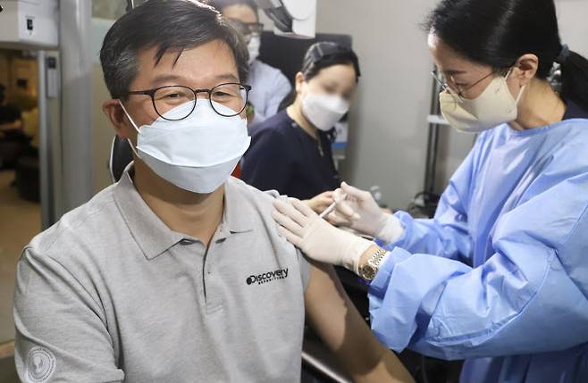 이기일 보건복지부 제2차관이 지난 7월 18일 오후 세종시 의원급 의료기관에서 코로나19 백신 4차 접종을 받고 있다. (사진=보건복지부)
