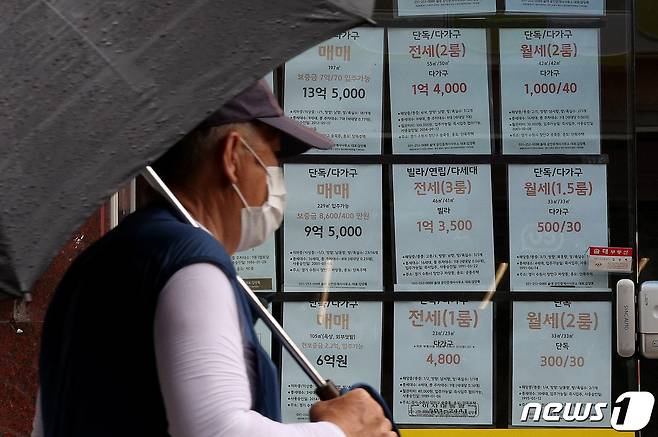 경기 수원시 장안구에 위치한 한 공인중개사 사무소에 부동산 매물정보가 붙어 있다. 2022.7.31/뉴스1 ⓒ News1 이동해 기자