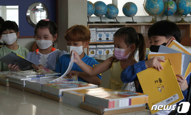 한 초등학교에서 학생들이 2학기 교과서를 받고 있다. /뉴스1 ⓒ News1 김기태 기자
