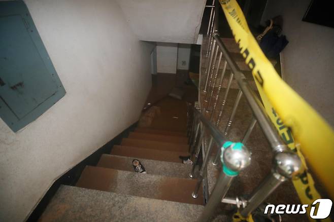 지난 8월폭우로 일가족 3명이 사망한 서울 관악구 신림동의 다세대 주택 반지하층이 물에 잠겨 있다. (대통령실사진기자단) 2022.8.9/뉴스1 ⓒ News1 오대일 기자