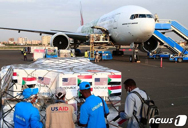 지난해 10월 6일 (현지시간) 수단 하르툼의 공항에서 코로나19 코백스 백신이 하역되고 있다. ⓒ AFP=뉴스1 ⓒ News1 우동명 기자