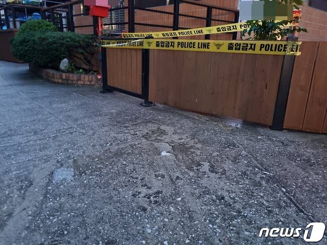 지난 6월 30일 발생한 강릉 식당 여주인 살인사건 당시 현장.(뉴스1 DB)
