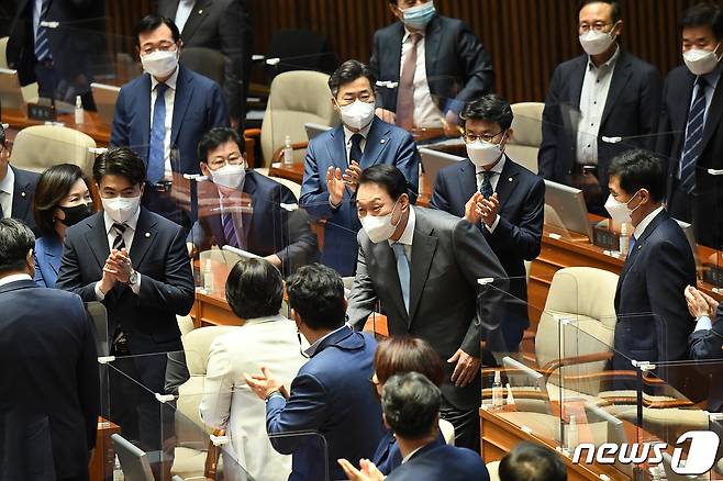 윤석열 대통령이 16일 국회 본회의장에서 코로나19 손실보상을 위한 추가경정예산(추경)안 시정연설을 하기 위해 입장하며 더불어민주당 소속 의원들과 인사를 나누고 있다. (대통령실사진기자단) 2022.5.16/뉴스1 ⓒ News1 오대일 기자