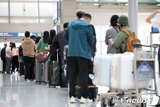 지난 5일 인천국제공항 출국장에서 탑승객들이 수속을 위해 줄 서 있다. 2022.10.5/뉴스1 ⓒ News1 이승배 기자