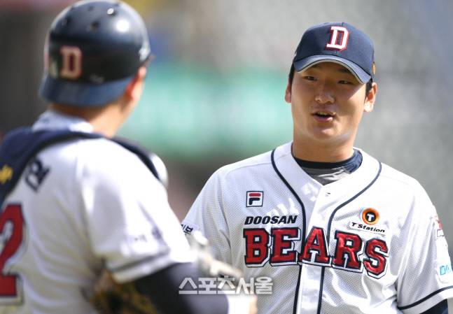 두산 투수 곽빈이 지난달 25일 잠실야구장에서 열린 KBO리그 한화와 경기 2회초 2사1,3루 상대 유상빈을 삼진처리 후 덕아웃으로 들어오며 포수 장승현과 이야기를 나누고 있다. 잠실 | 최승섭기자 thunder@sportsseoul.com