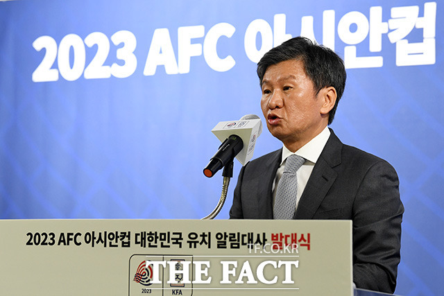 정몽규 대한축구협회 회장이 2일 오전 서울 신문로 축구회관에서 열린 '2023 AFC 아시안컵 대한민국 유치 알림대사 발대식'에서 인사말을 하고 있다. 화정아이파크 붕괴사고 당시 HDC현대산업개발 회장을 맡고 있던 정 회장은 오는 7일 국회 정무위 증인으로 채택됐으나 해외 출장을 이유로 불출석 사유서를 제출했다. /남용희 기자