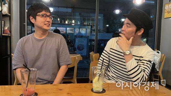 9일 음악극 '차중락 가요제'와 함께 공연을 선보이는 뮤지션 차승우(사진 오른쪽)와 미니 다큐멘터리를 연출한 백재호 감독. 사진 = 김희윤 기자