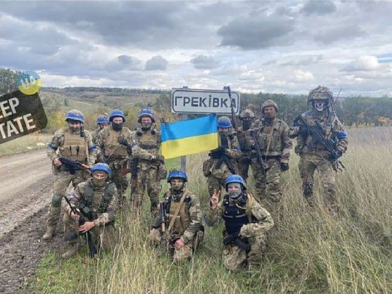 러시아가 병합을 선언한 우크라이나 동부 루한스크주 흐레키우카 마을로 진군한 우크라이나군 부대가 마을 도로 표지판 주변에서 찍은 사진. /트위터