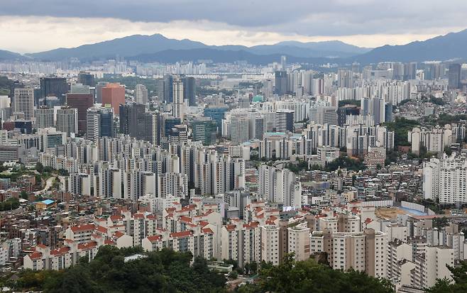 서울 인왕산에서 바라본 서울 시내 아파트와 주택가 모습. /연합뉴스