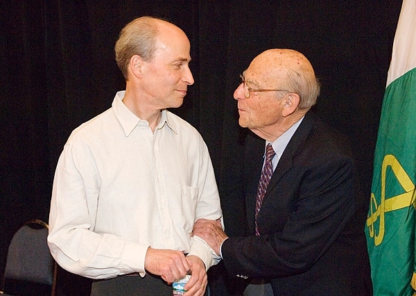 노벨상 수상자인 콘버그 부자 모습. 왼쪽은 아들인 로저 콘버그, 오른쪽은 그의 아버지인 아서 콘버그. /스탠퍼드대