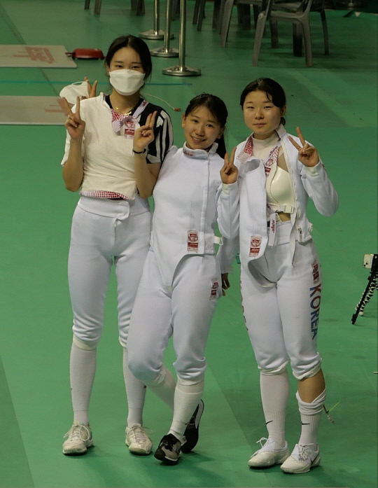 전국체육대회에서 동메달을 획득하고 활짝 웃고 있는 선수들(왼쪽부터 박윤, 김나현, 이예령 선수) 사진=정종만 기자