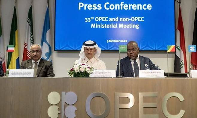 압둘아지즈 빈 살만 사우디아라비아 에너지장관(가운데)이 5일(현지시간) 오스트리아 빈 석유수출국기구(OPEC) 본부에서 열린 기자회견에서 원유 감산 방침을 발표하고 있다. 이날 OPEC과 러시아 등 비회원국 협의체인 OPEC+는 다음달부터 하루 200만 배럴 감산에 합의했다. ⓒ EPA/연합뉴스