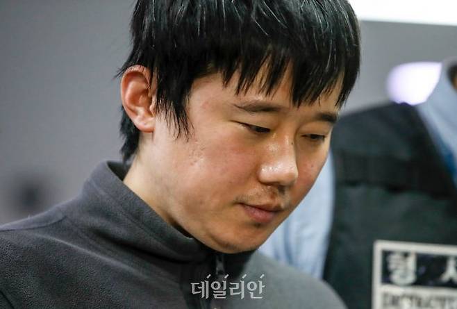 '신당역 스토킹 살인범' 전주환(31)이 지난달 21일 오전 서울 중구 남대문경찰서에서 검찰로 송치되고 있다. ⓒ데일리안 김민호 기자