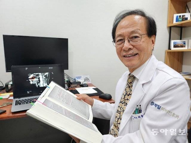 최홍식 세종대왕기념사업회장은 4일 오후 서울 강남구 자신의 병원에서 조부인 외솔 최현배 선생이 1941년 출간한 ‘한글갈’을 펼쳐보이고 있다. 이소연 기자 always99@donga.com