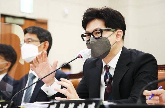 한동훈 법무부 장관이 6일 국회 법제사법위원회에서 열린 법무부·대한법률구조공단·한국법무보호복지공단 등에 대한 국정감사에서 의원질의에 답변하고 있다. <국회사진기자단>