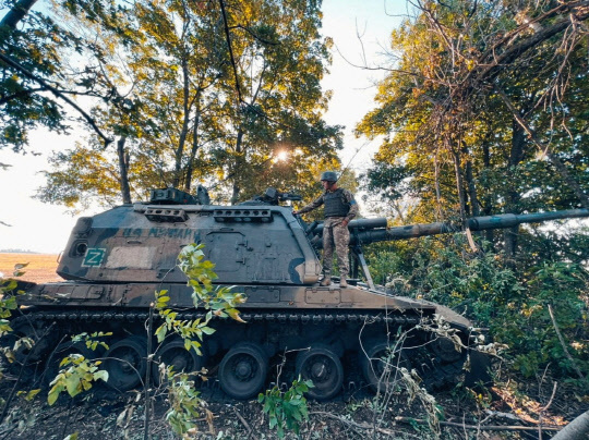 하르키우 지역에서 노획된 러시아군 2S19 자주포를 살피는 우크라이나군 병사. [로이터=연합뉴스]