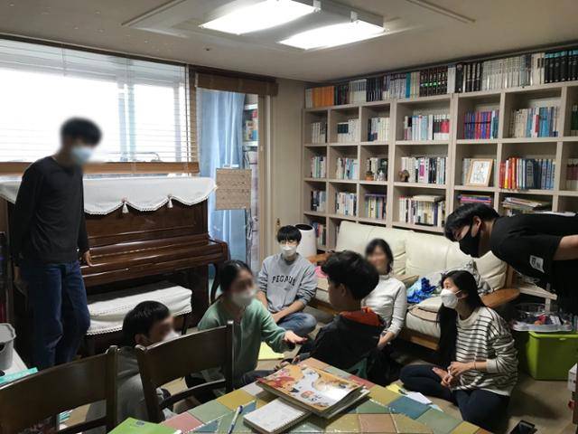 응용행동분석(ABA) 치료에 참여하는 치료사들과 자폐성 장애 아동(가운데), 부모가 함께 모여 지난 1주일 동안 진행된 치료 프로그램을 평가하고 다음 프로그램을 짜는 팀 미팅 모습. ABA 관련 국제응용행동분석전문가(BCBA) 자격증을 가진 전문가가 국내엔 매우 적기 때문에, 최근엔 부모가 직접 ABA를 공부해 집에서 일상적으로 교육하는 '홈ABA'도 늘어나고 있다. ABA캥거루 제공