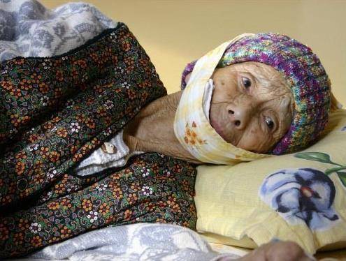 제주 4·3 당시 토벌대의 총탄에 턱을 맞아 고 진아영 할머니는 평생을 무명천으로 턱을 감싼 채 살았다. 무명천 진아영 할머니 삶터보존회 제공.