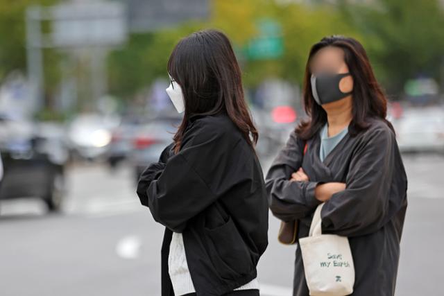 6일 서울 세종대로 사거리에서 시민들이 옷을 여미며 출근하고 있다.뉴스1
