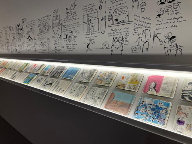 장 줄리앙의 스케치북들. 벽면에는 장 줄리앙이 어린 시절부터 지금에 이르기까지의 활동 과정이 그려져 있다. 김민호 기자