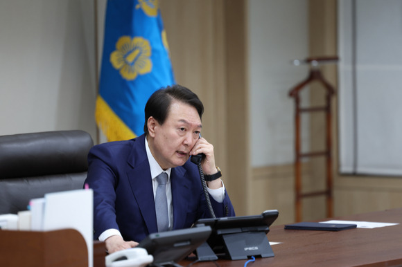 윤석열 대통령이 6일 오후 서울 용산 대통령실 청사에서 기시다 후미오 일본 총리와 전화통화를 하고 있다. 2022.10.06. [사진=대통령실]