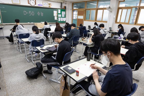 지난 9월 28일 오후 서울 송파구 잠신고등학교 3학년 학생들이 자율학습을 하고 있다. 연합뉴스