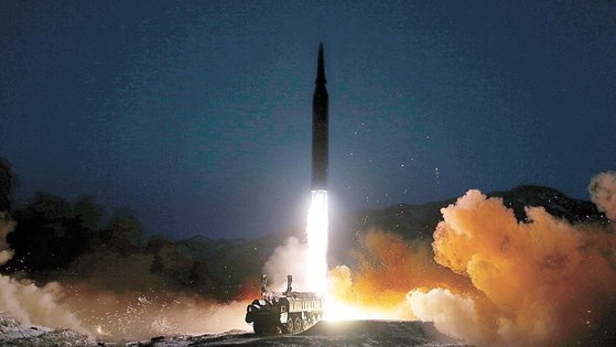 북한은 6일 아침 평양 삼석구역 일대에서 단거리탄도미사일(SRBM) 2발을 발사했다. 이중 한 발은 '항모 킬러'로 개발 중인 극초음속미사일일 수도 있다. 사진은 지난 1월 11일 북한이 극초음속미사일을 시험발사하는 모습. 뉴스1