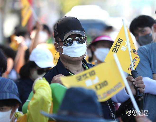 허혁씨는 지난달 1일 서울 을지로에서 열린 ‘Disability Pride’(장애인 자긍심) 행사에서 참가자들과 도로 위를 행진하고 있다. 이 행진은 ‘권익옹호 활동’으로 허씨의 노동이기도 하다.     강윤중 기자
