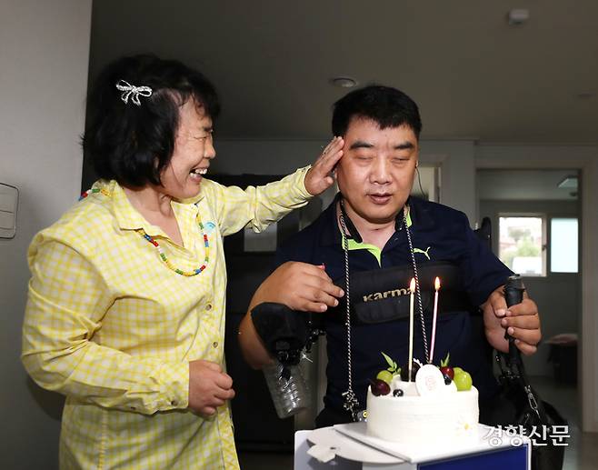 허혁씨가 생일인 9월4일 서울 구로구 집에서 김점지씨의 축하를 받고 있다.  강윤중 기자