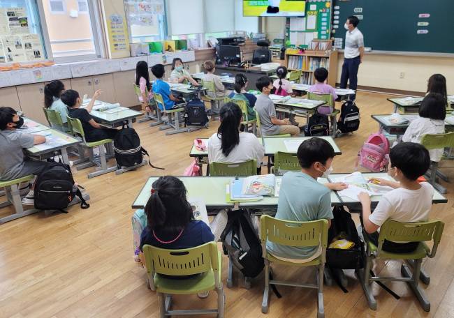 강원 춘천시의 한 초등학교에서 교사와 학생들이 수업에 참여하고 있다. 연합뉴스