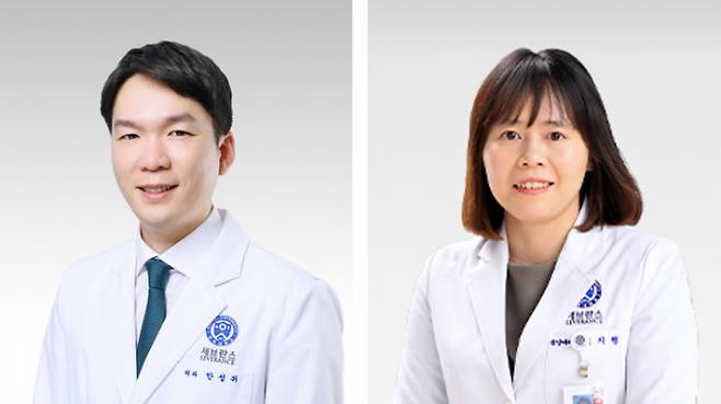 왼쪽부터 안성귀 교수,  김지형 교수.