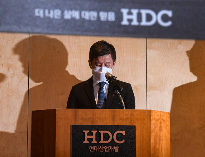 This photo shows HDC Group Chairman Chung Mong-gyu holding a press conference early this year to apologize for two fatal accidents at the builder‘s construction sites in Gwangju. (Yonhap)