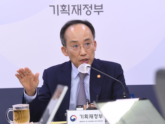 Finance Minister Choo Kyung-ho answers questions by reporters on the latest issue at the Finance Ministry in Sejong on Thursday. [NEWS1]