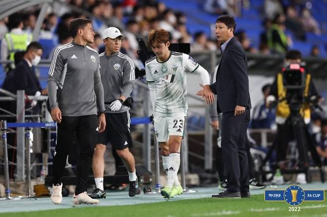 오른 허벅지 뒤쪽을 부여잡고 교체되는 김진수.   대한축구협회(KFA)