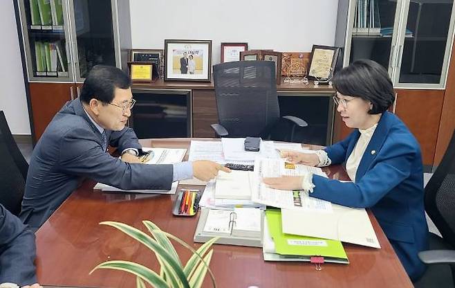 주낙영 시장이 국회 산업통상위·예결특위 이인선 의원을 만나 주요 현안 사업에 대해 설명하고 있다. (경주시 제공) 2022.10.06