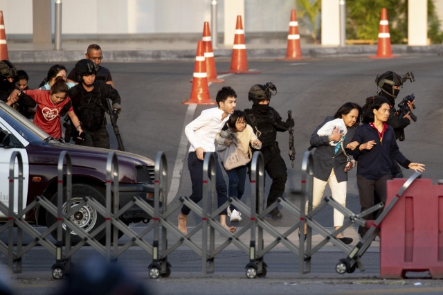 2020년 2월 9일 태국 북동부 나콘랏차시마에 있는 제21터미널 쇼핑몰에서 무장괴한이 총기를 난사해 시민들이 군인들 안내에 따라 대피하고 있다. AP 뉴시스