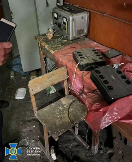 하르키우 인근의 또 다른 러시아군 고문실에서 발견된 전기의자 / 사진=우크라이나 국방부 트위터 캡처
