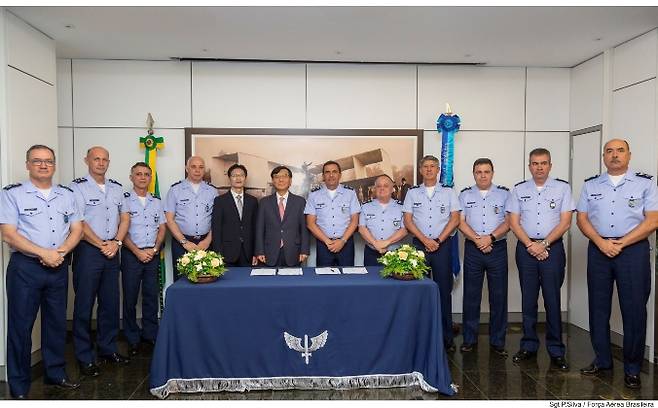 [사진] 계약체결식에 참석한 브라질 공군 관계자 및 브라질 주재 한국대사관 임기모 대사와 기념촬영