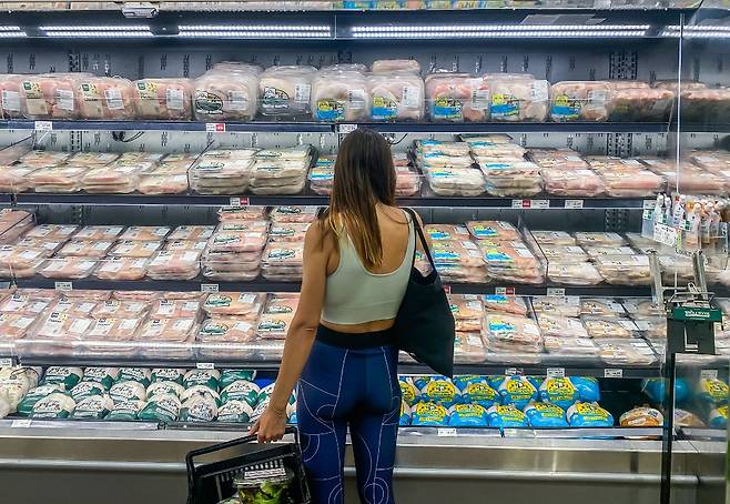 미국 캘리포니아주의 한 슈퍼마켓에서 주민이 물건을 살펴보고 있다./AFPBBNews=뉴스1