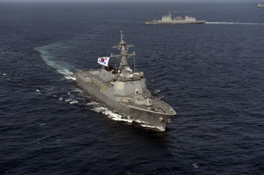 선두에서 항진하는 세종대왕함 : 항진하는 한국의 이지스 구축함 세종대왕함. 해군본부 제공