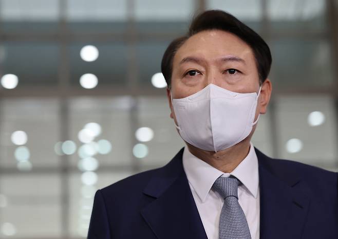 윤석열 대통령이 6일 오전 서울 용산 대통령실 청사로 출근하며 현안에 대해 발언을 하고 있다. [연합]
