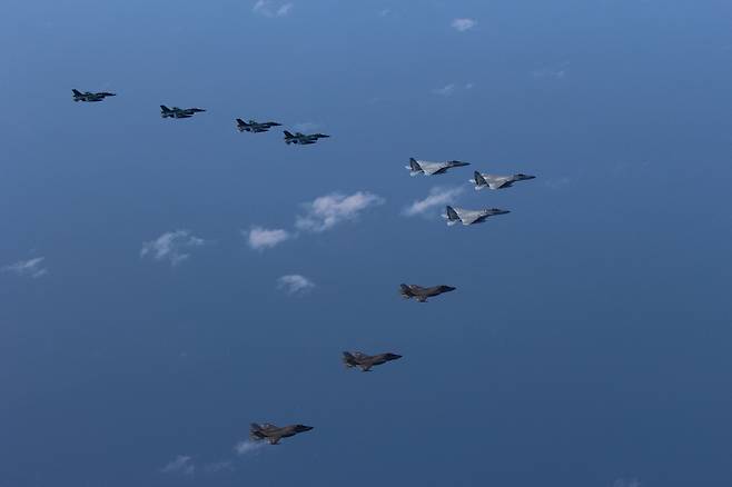 (본 기사와 관련없는 자료사진) 북한이 지난 4일 일본 열도를 넘어간 중거리 탄도미사일(IRBM) 1발을 발사한 것에 대응해 일본 항공자위대 소속 F-15와 F-2 전투기들이 미국 해병대 제12항공단 소속 F-35B 전투기들과 규슈 상공을 편대 비행하고 있다. [일본 방위성 통합막료본부 제공] [연합]