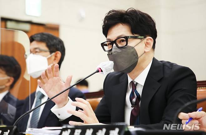 [서울=뉴시스] 전진환 기자 = 한동훈 법무부장관이 6일 국회 법제사법위원회 회의실에서 열린 법무부 국정감사에서 의원 질의에 답하고 있다. (공동취재사진) 2022.10.06.  photo@newsis.com