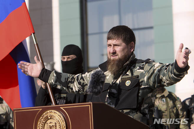 [그로즈니=AP/뉴시스] 람잔 카디로프 체첸공화국 수장이 지난 3월29일(현지시간) 체첸 수도 그로즈니에서 약 1만 명 병력을 향해 연설하고 있다. 체첸은 우크라이나 전쟁에서 러시아군을 지원하기 위해 병력을 파견했다.