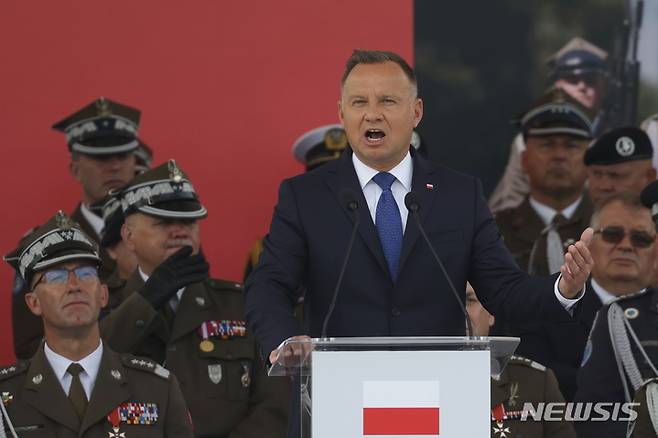 [바르샤바=AP/뉴시스] 안제이 두다 폴란드 대통령이 15일(현지시간) 폴란드 바르샤바에서 열린 폴란드 국군의 날 기념행사에 참석해 연설하고 있다. 폴란드는 유럽·아프리카 미군 총사령관과 미군이 참여한 가운데 국군의 날 행사를 치르며 북대서양조약기구(나토)의 지지를 받고 있음을 상징적으로 보여줬다. 폴란드 동부 전선은 러시아가 우크라이나를 침공한 이후 나토군의 최전방이 됐다. 2022.08.16.