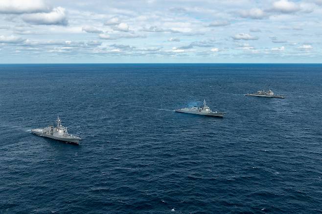 6일 동해에서 실시된 한미일 미사일 방어훈련에 참가한 이지스 구축함들. 미 인도태평양사령부 제공